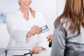 Foto: Patientin und Arzthelferin mit Versicherungskarte 