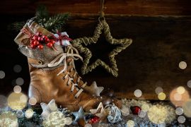 Foto: Rustikaler Hintergrund mit Stiefel und Geschenk
